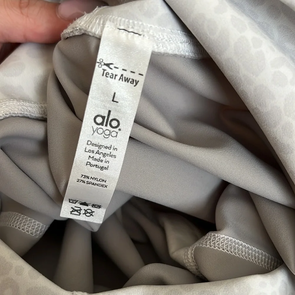 Alo Yoga Women’s High Waist White Leopard Vapor Legging, Large, 28” - Picture 6 of 7